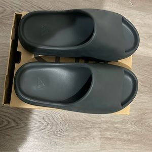 Yeezy slide Onyx, size 10